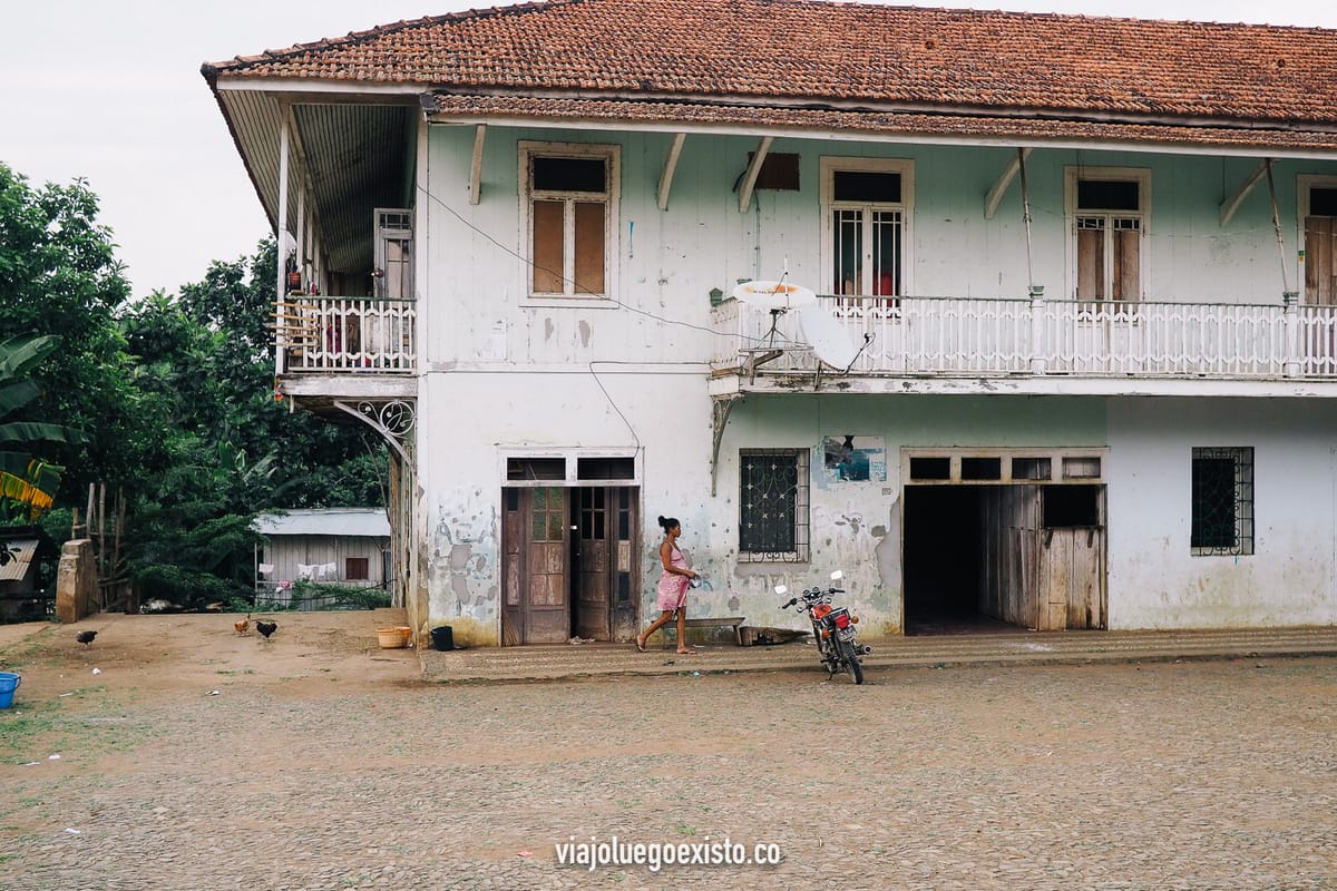 Qué ver en el norte y en la costa oeste de Santo Tomé: ruta de playas africanas y Roças